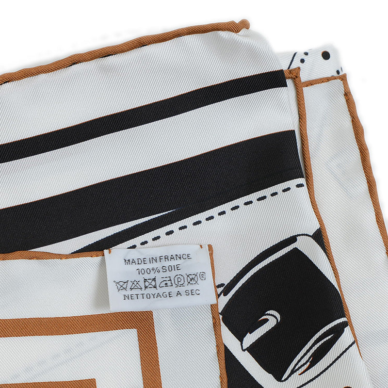 カレ140 ダブルフェイス 朝の散歩 バンダナ シルク ホワイト/ブラック/キュイール スカーフ