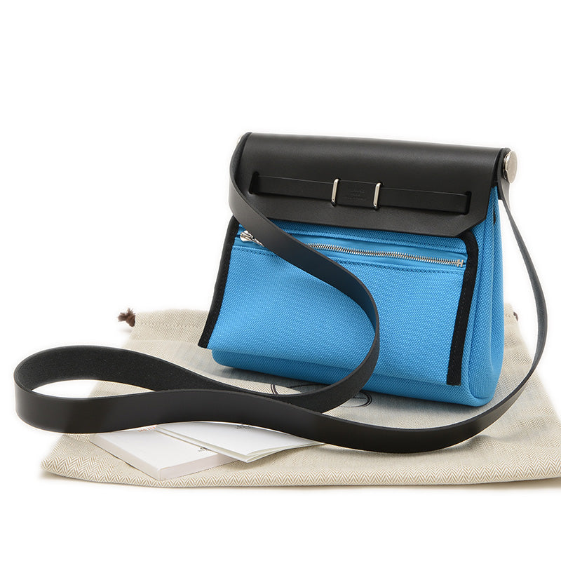 エールバッグジップ 20 トワルミリタリー/レザー ブルーリヴィエラ/ブラック K刻印 ショルダーバッグ