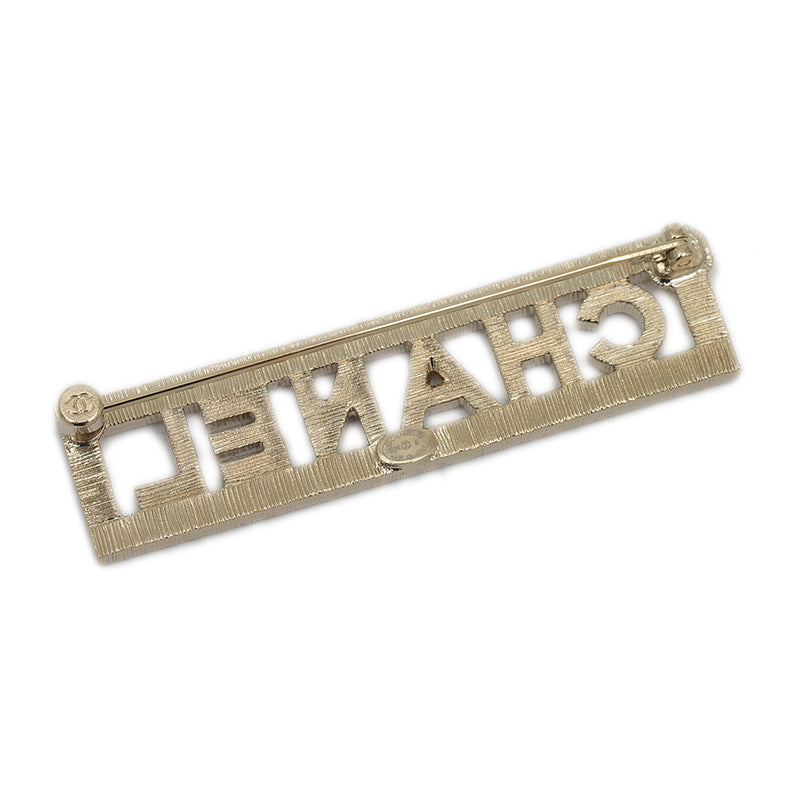 ブローチ スクエアロゴ ラインストーン B24K ブローチ